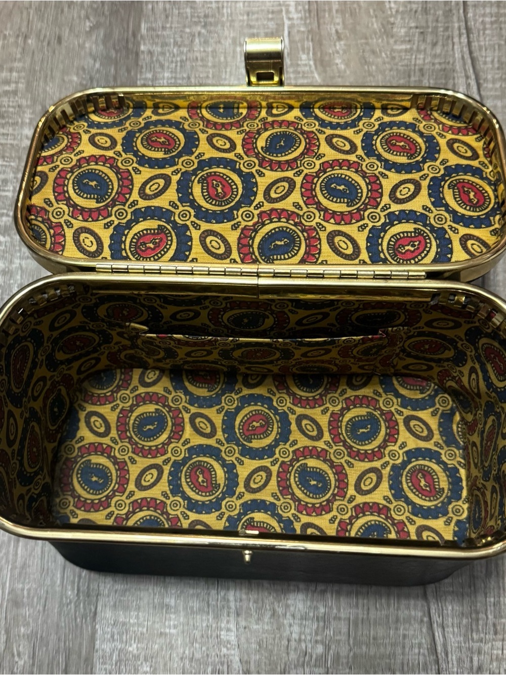 Vintage Black Train Case with Tortoiseshell Handle and Gold Trim - Picture 6 of 6